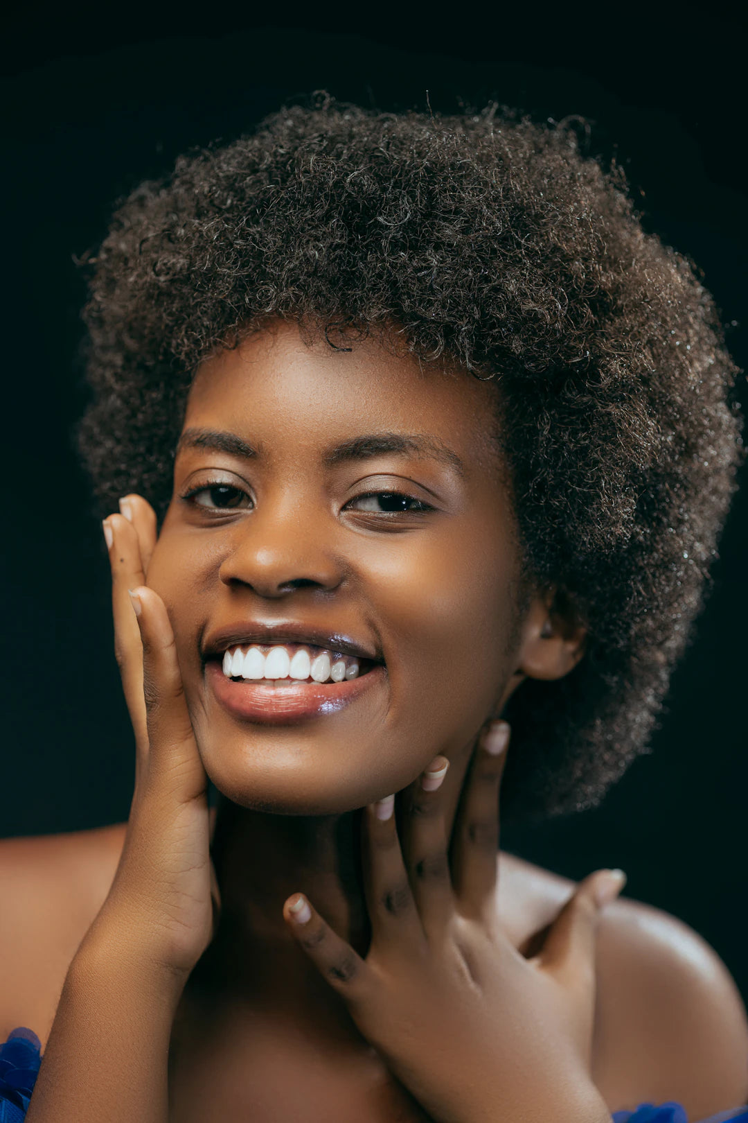 Astuces pour démêler les cheveux afro sans les abîmer