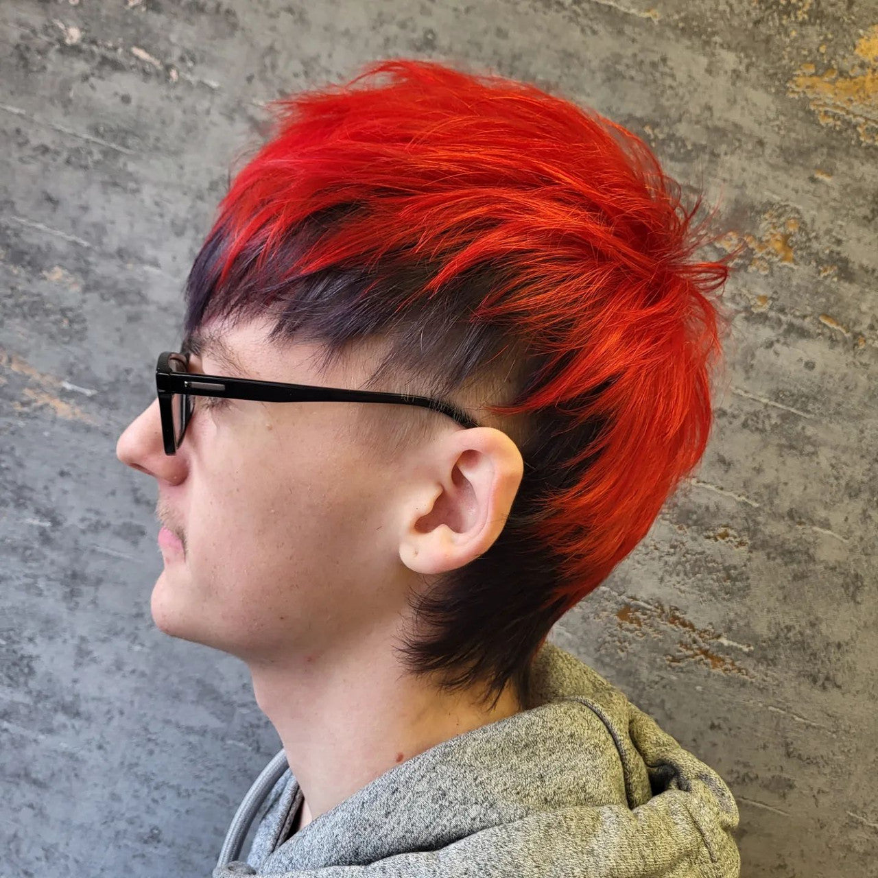Crazy Color's person with red and black hair by Afro Beauty Store