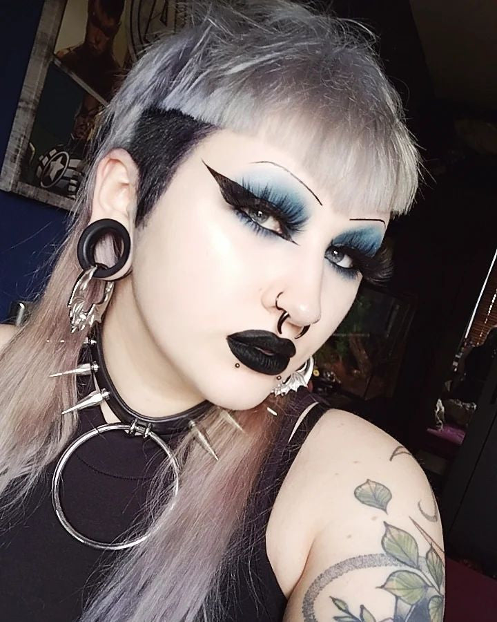 Crazy Color's person with black and white hair by Afro Beauty Store