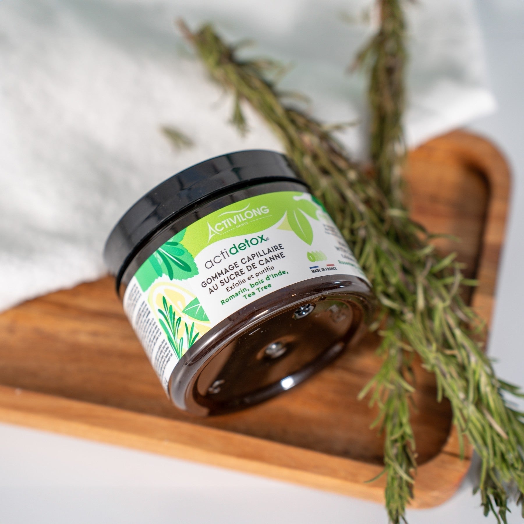Jar of ACTIVILONG ACTIDETOX Gommage Capillaire 150ml by Afro Beauty Store on a wooden tray with greenery